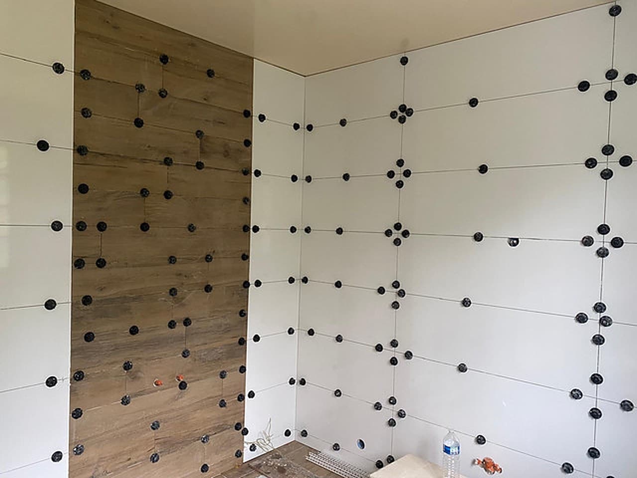 Chantier de rénovation de carrelage en cours à Angers