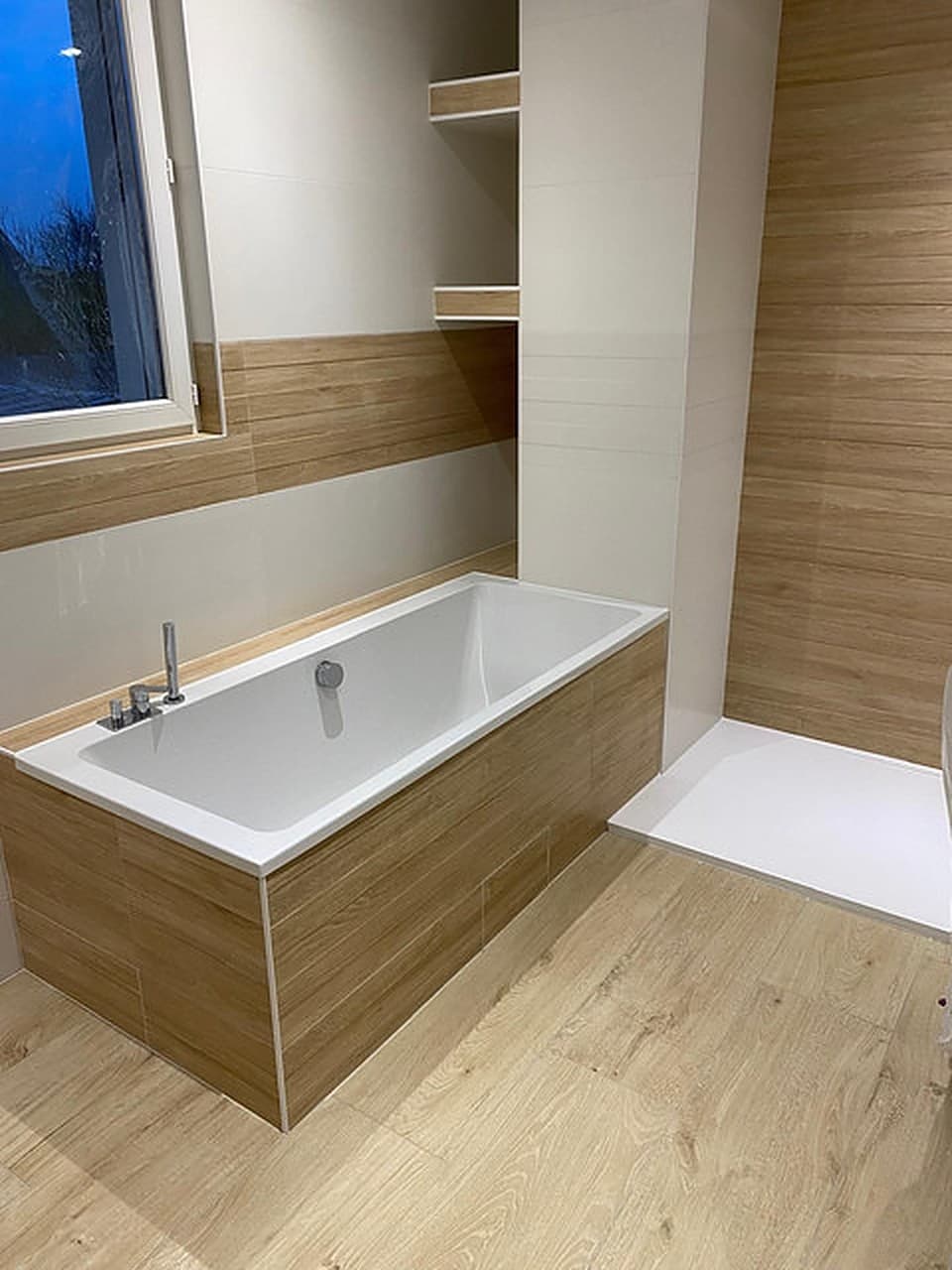 Salle de bain avec faïence murale posée par Mouss Carrelage à Angers