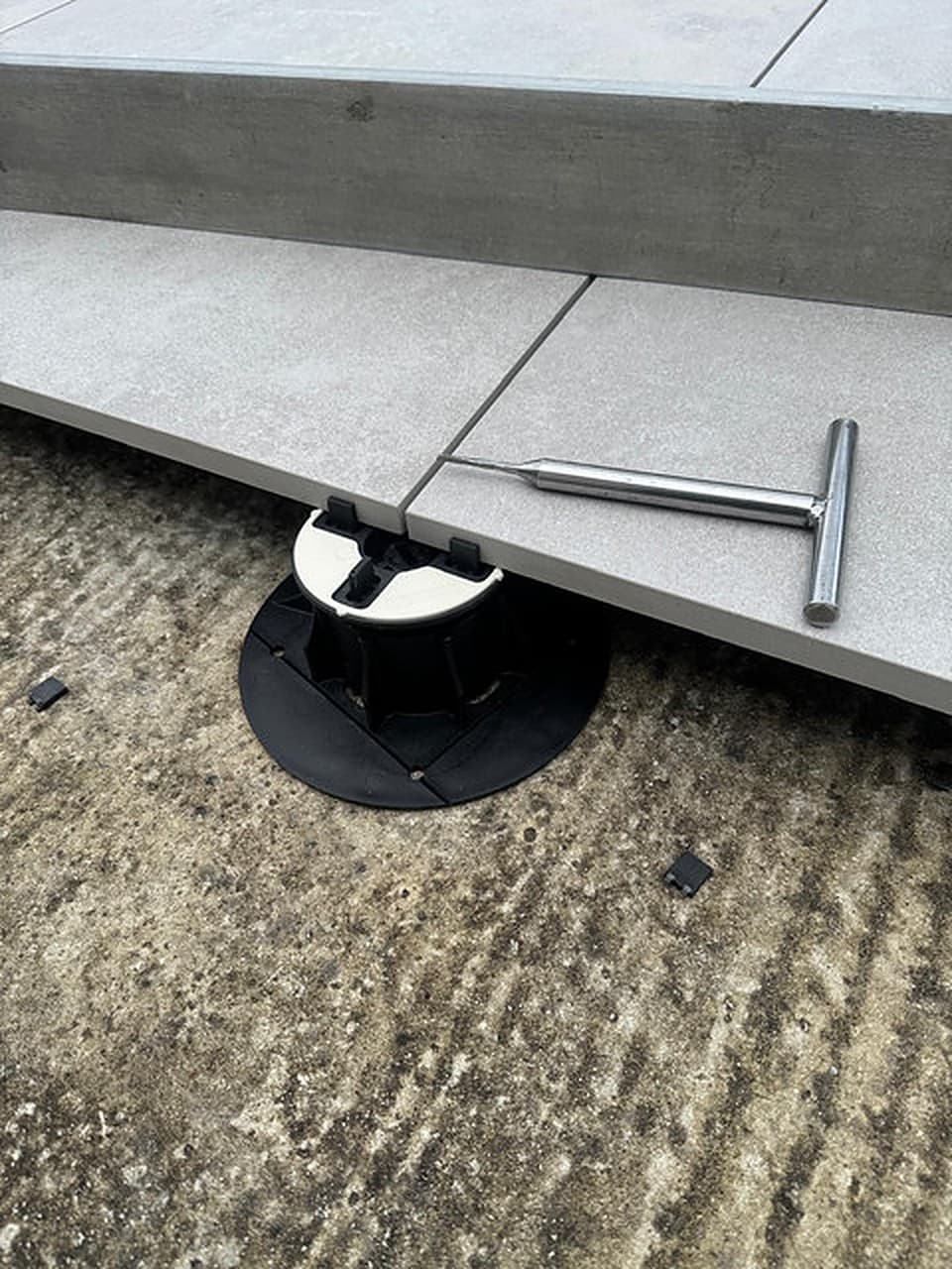 Pose de carrelage en cours à Angers