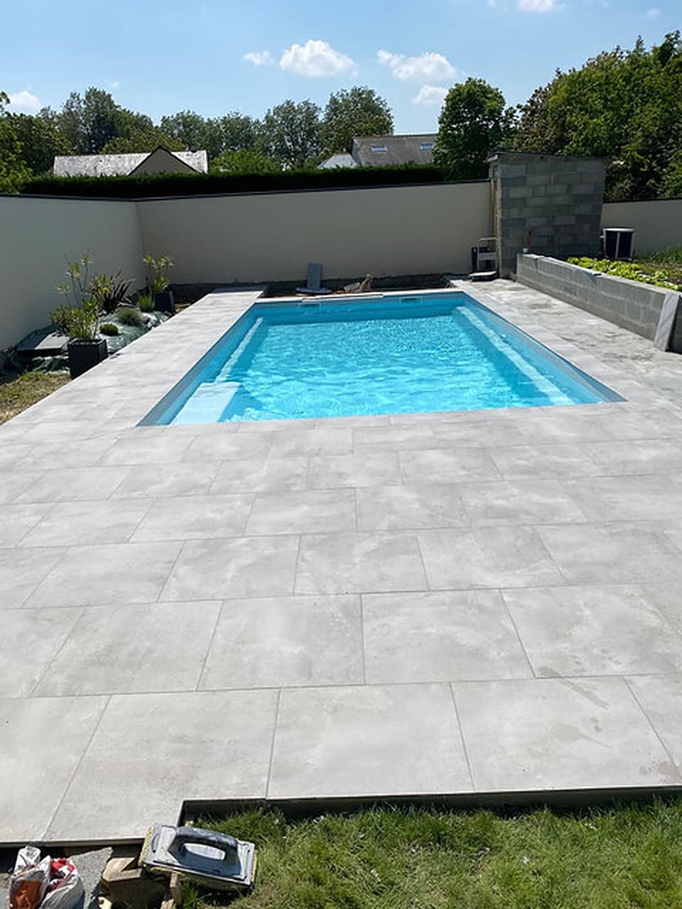 Tour de piscine en dalles grand format sur plots à Angers